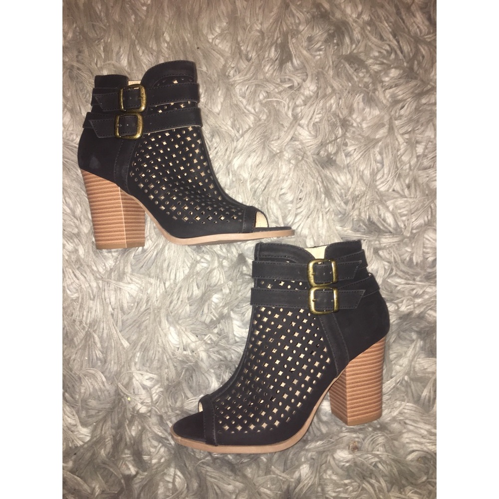 BLACK OPEN TOE HEELS